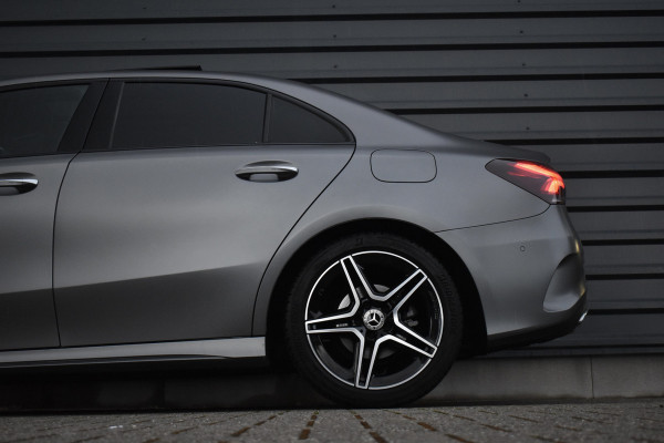 Mercedes-Benz A-Klasse 180 AMG Night | Pano | Memory | Sfeerverlichting | Camera | Stoelverwarming | Orig. NL |
