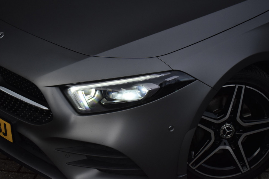 Mercedes-Benz A-Klasse 180 AMG Night | Pano | Memory | Sfeerverlichting | Camera | Stoelverwarming | Orig. NL |