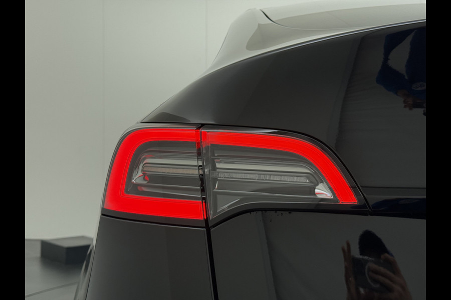 Tesla Model Y LFP-Accu SOH 97% Leder Lmv 20" Warmtepomp Camera's Panormadak Adap.Cruise Navi RWD Ecc Autopilot Stoel+Stuur+Achterbank Verwarming Elek.Achterklep Dodehoek detector Draadloze telefoonlader Origineel Nederlandse Auto