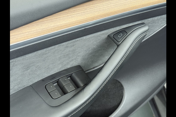 Tesla Model Y LFP-Accu SOH 97% Leder Lmv 20" Warmtepomp Camera's Panormadak Adap.Cruise Navi RWD Ecc Autopilot Stoel+Stuur+Achterbank Verwarming Elek.Achterklep Dodehoek detector Draadloze telefoonlader Origineel Nederlandse Auto