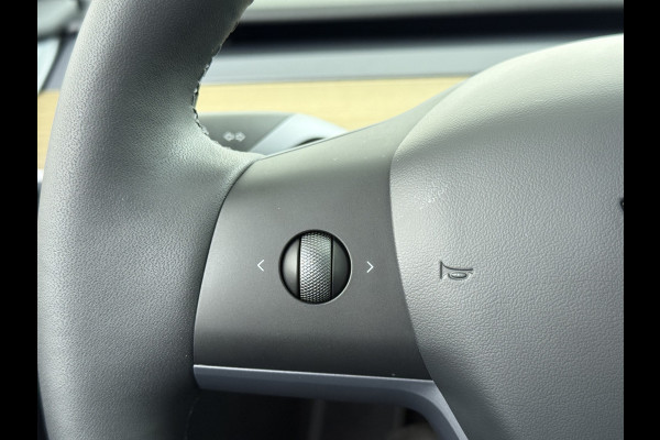 Tesla Model Y LFP-Accu SOH 97% Leder Lmv 20" Warmtepomp Camera's Panormadak Adap.Cruise Navi RWD Ecc Autopilot Stoel+Stuur+Achterbank Verwarming Elek.Achterklep Dodehoek detector Draadloze telefoonlader Origineel Nederlandse Auto