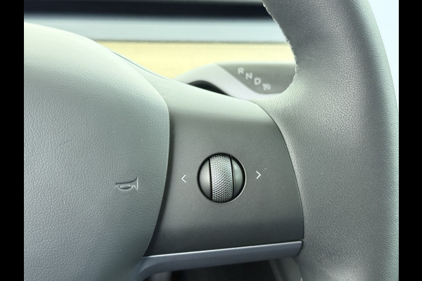 Tesla Model Y LFP-Accu SOH 97% Leder Lmv 20" Warmtepomp Camera's Panormadak Adap.Cruise Navi RWD Ecc Autopilot Stoel+Stuur+Achterbank Verwarming Elek.Achterklep Dodehoek detector Draadloze telefoonlader Origineel Nederlandse Auto