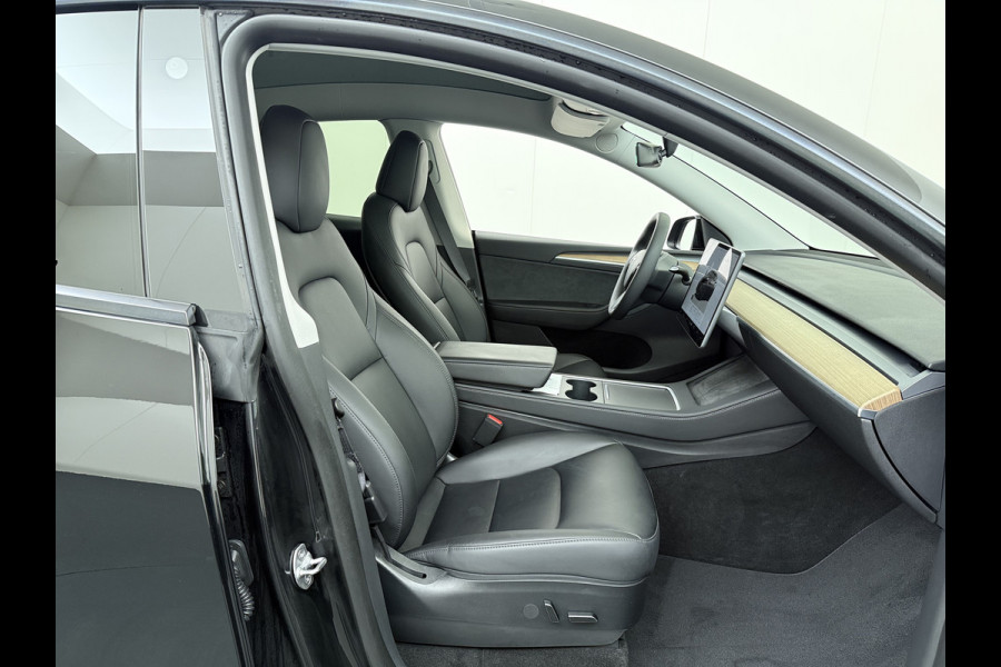 Tesla Model Y LFP-Accu SOH 97% Leder Lmv 20" Warmtepomp Camera's Panormadak Adap.Cruise Navi RWD Ecc Autopilot Stoel+Stuur+Achterbank Verwarming Elek.Achterklep Dodehoek detector Draadloze telefoonlader Origineel Nederlandse Auto