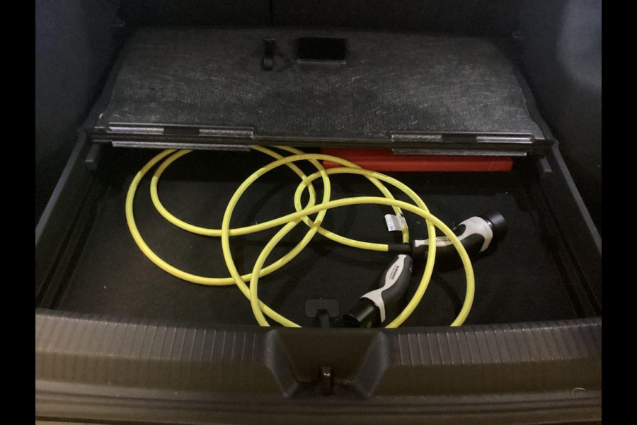 Volkswagen ID.5 Pro 77 kWh | Stoel- en stuurwielverwarming | Achteruitrijcamera | 20 inch velgen | Getint glas | Navigatie