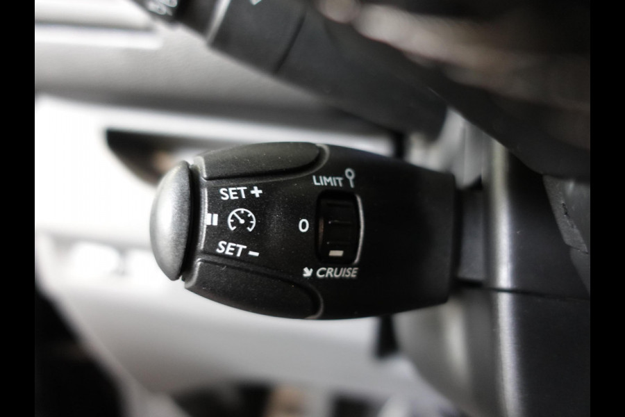 Opel Vivaro 102pk L3H1 Edition Dubbele Cabine 6persoons Navigatie Trekhaak Airco Cruise control