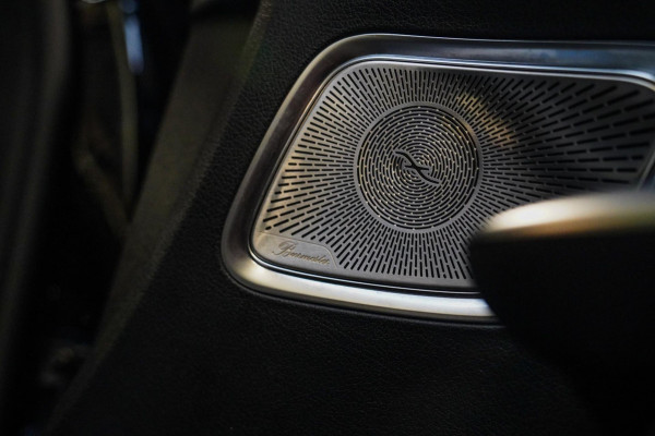 Mercedes-Benz C-Klasse 300 AMG Line | Pano | Achteruitrijcamera | Burmester