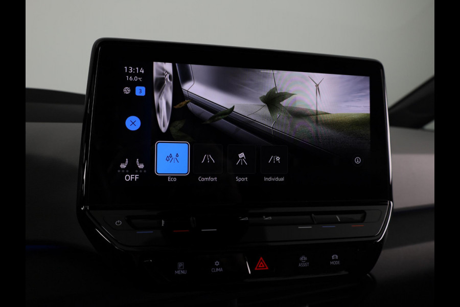 Volkswagen ID.3 First Max 58 kWh 204 pk | Navigatie | Panoramadak | Trekhaak (afneembaar) | Parkeersensoren | Achteruitrijcamera | Stoelverwarming |