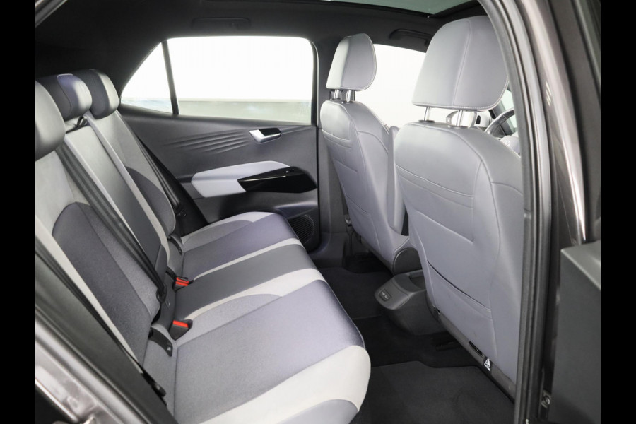 Volkswagen ID.3 First Max 58 kWh 204 pk | Navigatie | Panoramadak | Trekhaak (afneembaar) | Parkeersensoren | Achteruitrijcamera | Stoelverwarming |