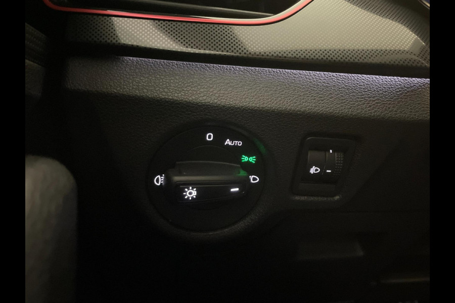 Škoda Kamiq 1.0 TSI Sport Business 110PK AIRCO CLIMA NAVI VIA APP CRUISE APPLE CARPLAY SPORTSTOELEN PDC TREKHAAK NIEUWSTAAT