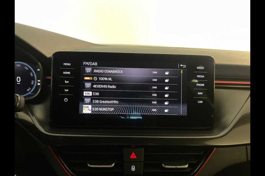 Škoda Kamiq 1.0 TSI Sport Business 110PK AIRCO CLIMA NAVI VIA APP CRUISE APPLE CARPLAY SPORTSTOELEN PDC TREKHAAK NIEUWSTAAT