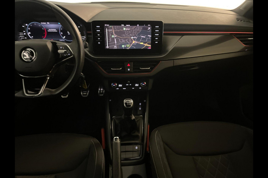Škoda Kamiq 1.0 TSI Sport Business 110PK AIRCO CLIMA NAVI VIA APP CRUISE APPLE CARPLAY SPORTSTOELEN PDC TREKHAAK NIEUWSTAAT
