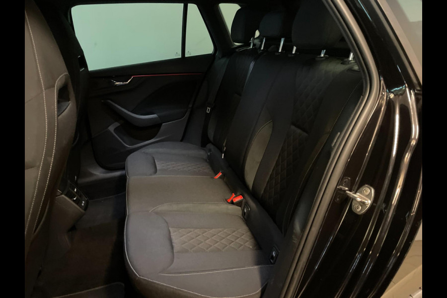Škoda Kamiq 1.0 TSI Sport Business 110PK AIRCO CLIMA NAVI VIA APP CRUISE APPLE CARPLAY SPORTSTOELEN PDC TREKHAAK NIEUWSTAAT