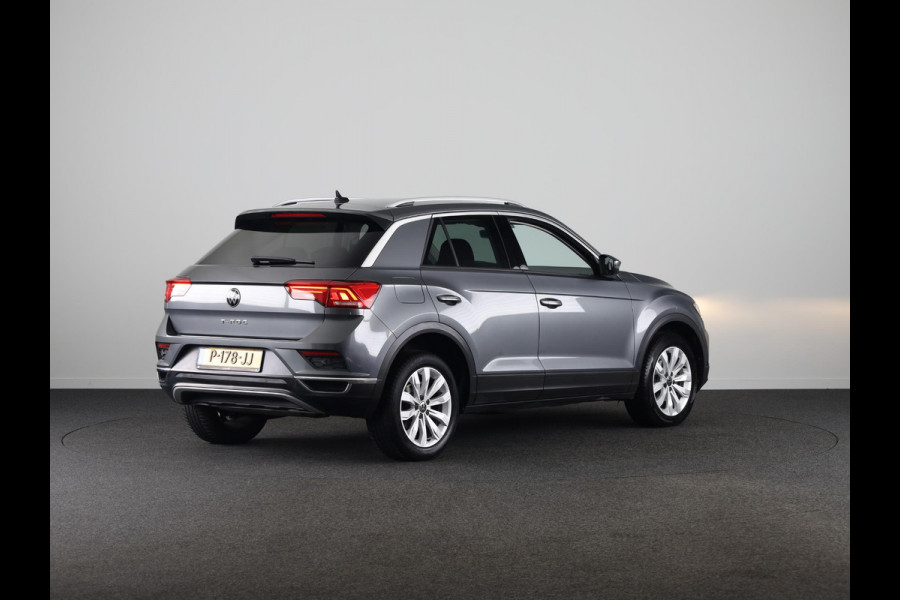 Volkswagen T-Roc 1.5 TSI Style Business 150PK DSG | Navigatie | Parkeercamera | Automatische airco | 17 inch Lm velgen |