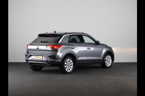 Volkswagen T-Roc 1.5 TSI Style Business 150PK DSG | Navigatie | Parkeercamera | Automatische airco | 17 inch Lm velgen |