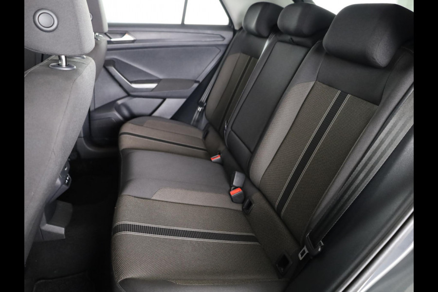 Volkswagen T-Roc 1.5 TSI Style Business 150PK DSG | Navigatie | Parkeercamera | Automatische airco | 17 inch Lm velgen |