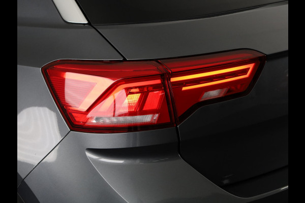 Volkswagen T-Roc 1.5 TSI Style Business 150PK DSG | Navigatie | Parkeercamera | Automatische airco | 17 inch Lm velgen |