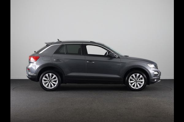 Volkswagen T-Roc 1.5 TSI Style Business 150PK DSG | Navigatie | Parkeercamera | Automatische airco | 17 inch Lm velgen |