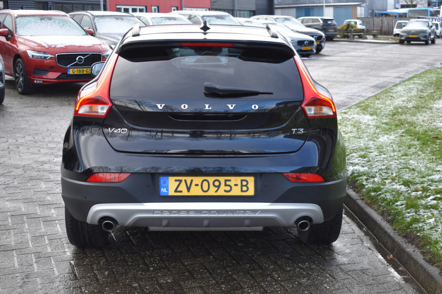 Volvo V40 Cross Country T3 153PK Polar+ Luxury | Panodak | H&K | Stoelverwarming | Leder | Camera