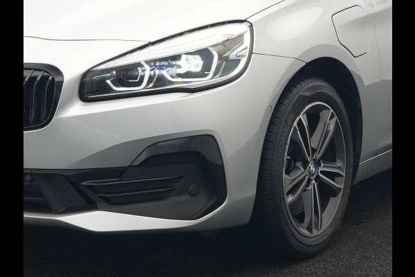 BMW 2 Serie Active Tourer 225xe iPerformance Sportline Plug In Hybrid 225pk PHEV | Panodak | Sportstoelen Memory | Camera | Stoelverwarming | Navi Full Map | Keyless | LED |