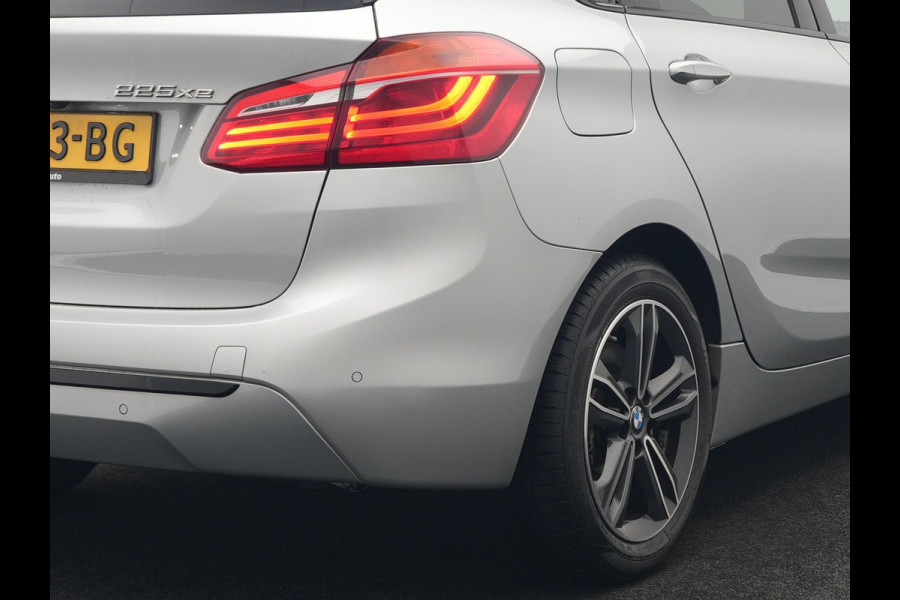 BMW 2 Serie Active Tourer 225xe iPerformance Sportline Plug In Hybrid 225pk PHEV | Panodak | Sportstoelen Memory | Camera | Stoelverwarming | Navi Full Map | Keyless | LED |