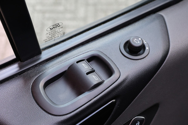 Ford Transit Custom 300 2.0 TDCI L2H1 170 PK Limited DC | Dubbel Cabine | CarPlay | Camera | Navigatie | L+R Schuifdeur | Stoelverwarming | Trekhaak | DAB | PDC V+A | MF Stuur | 5-Zitter | Nieuwe APK | Dealer onderhouden