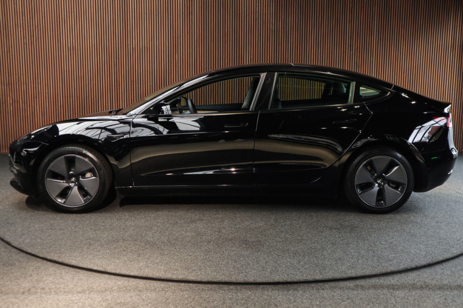 Tesla Model 3 RWD Nieuw Autopilot ACC Stuurverwarm. PDC Leer Navi Panoramadak 360° Elektr. achterklep Stoelverwarming voor & achter Climate voor & achter LM velgen BTW auto! Nieuw!