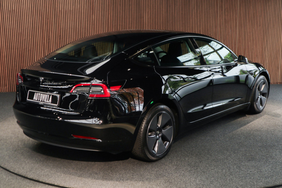 Tesla Model 3 RWD Nieuw Autopilot ACC Stuurverwarm. PDC Leer Navi Panoramadak 360° Elektr. achterklep Stoelverwarming voor & achter Climate voor & achter LM velgen BTW auto! Nieuw!