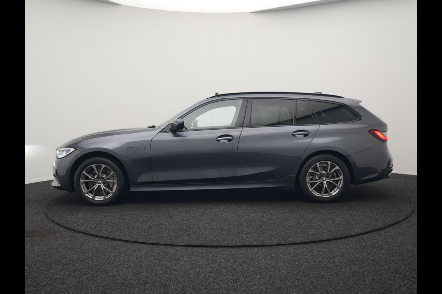 BMW 3 Serie Touring 330e xDrive Sportline Plug In Hybrid 293pk Dealer O.H. PHEV | Panodak | Head Up | Adaptive Cruise | Laser LED | Harman & Kardon | Lederen M-Sportstoelen Memory & Verwarmd | Sfeerverlichting | Virtual | Navigatie |