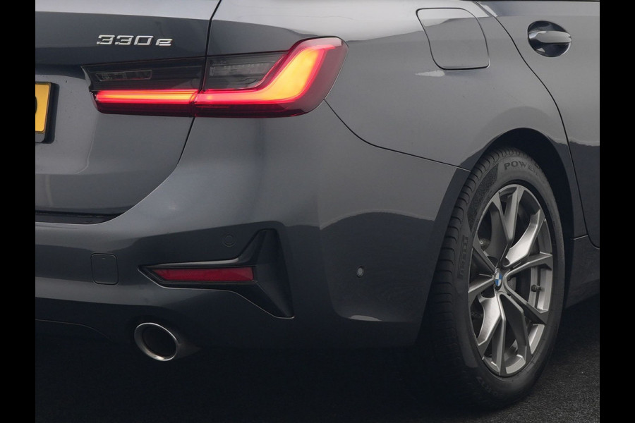 BMW 3 Serie Touring 330e xDrive Sportline Plug In Hybrid 293pk Dealer O.H. PHEV | Panodak | Head Up | Adaptive Cruise | Laser LED | Harman & Kardon | Lederen M-Sportstoelen Memory & Verwarmd | Sfeerverlichting | Virtual | Navigatie |