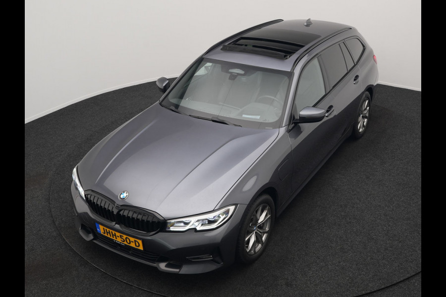 BMW 3 Serie Touring 330e xDrive Sportline Plug In Hybrid 293pk Dealer O.H. PHEV | Panodak | Head Up | Adaptive Cruise | Laser LED | Harman & Kardon | Lederen M-Sportstoelen Memory & Verwarmd | Sfeerverlichting | Virtual | Navigatie |