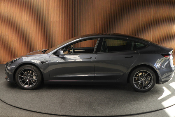 Tesla Model 3 Standard Plus ACC Autopilot Stuurverwarm. PDC Leer Navi Panoramadak 360° Elektr. achterklep Stoelverwarming voor & achter Climate voor & achter LM velgen BTW auto!
