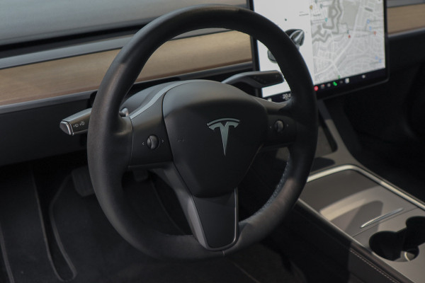 Tesla Model 3 Standard Plus ACC Autopilot Stuurverwarm. PDC Leer Navi Panoramadak 360° Elektr. achterklep Stoelverwarming voor & achter Climate voor & achter LM velgen BTW auto!