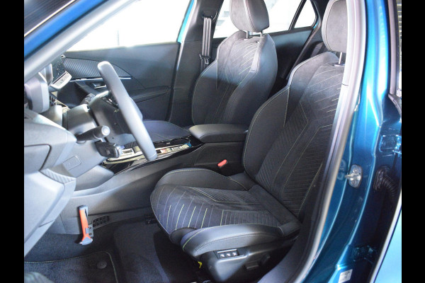 Peugeot e-2008 EV GT Avantage 54 kWh SOH 98,5% | ACHTERUITRIJCAMERA MET SENSOREN | NAVIGATIE & CARPLAY | E.C.C. | VERWARMBARE STOELEN |
