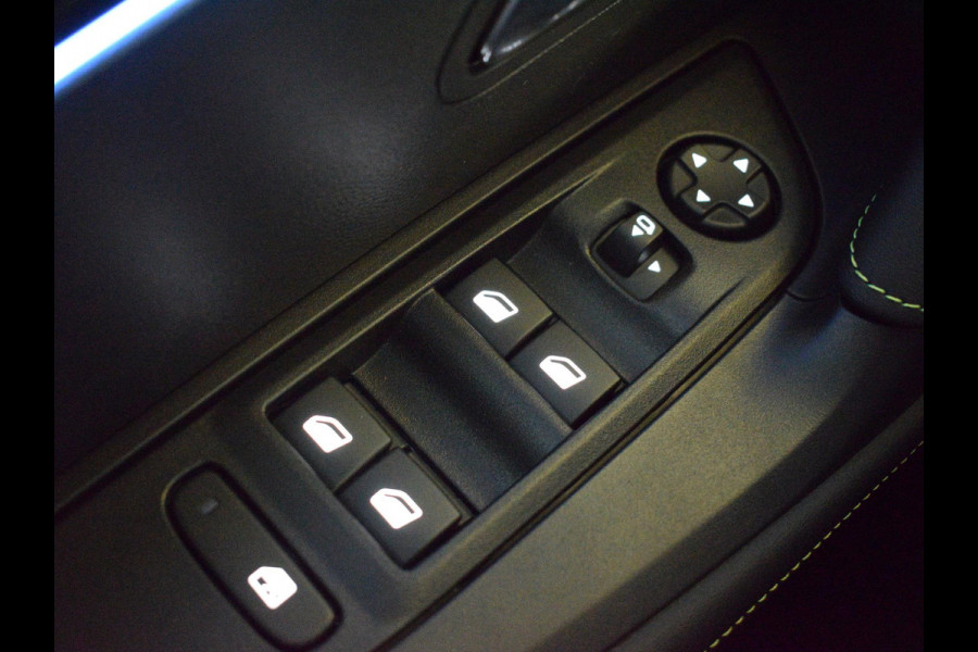Peugeot e-2008 EV GT Avantage 54 kWh SOH 98,5% | ACHTERUITRIJCAMERA MET SENSOREN | NAVIGATIE & CARPLAY | E.C.C. | VERWARMBARE STOELEN |