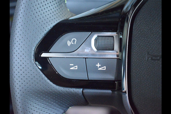 Peugeot e-2008 EV GT Avantage 54 kWh SOH 98,5% | ACHTERUITRIJCAMERA MET SENSOREN | NAVIGATIE & CARPLAY | E.C.C. | VERWARMBARE STOELEN |