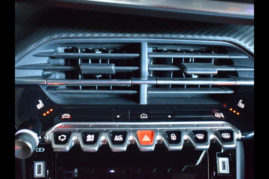 Peugeot e-2008 EV GT Avantage 54 kWh SOH 98,5% | ACHTERUITRIJCAMERA MET SENSOREN | NAVIGATIE & CARPLAY | E.C.C. | VERWARMBARE STOELEN |