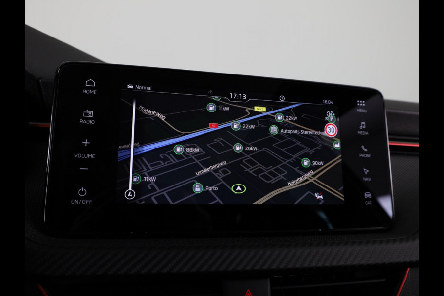 Škoda Kamiq Monte Carlo 1.0 TSI 115 pk 7 versn. DSG | Navigatie Pakket | Travel Assist Plus | Wegklapbare trekhaak | Winter Pakket | Charging | 18 inch lichtmetalen velgen