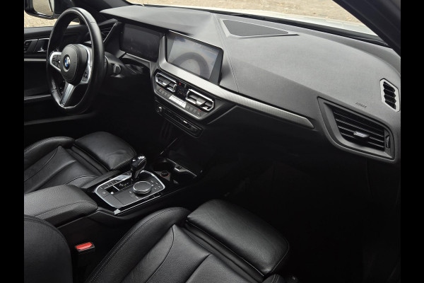 BMW 1-serie 118i High M SPORT | PANORAMA | CAMERA | LEDER | SPORTSTOELEN | 18 INCH LM VELGEN | TREKHAAK |