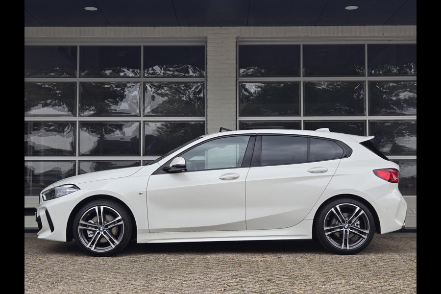 BMW 1-serie 118i High M SPORT | PANORAMA | CAMERA | LEDER | SPORTSTOELEN | 18 INCH LM VELGEN | TREKHAAK |