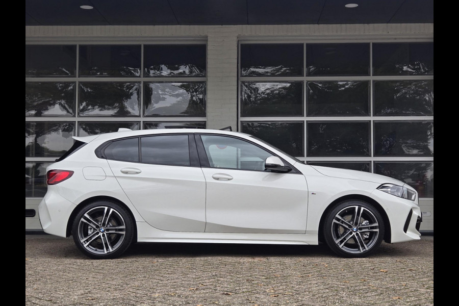 BMW 1-serie 118i High M SPORT | PANORAMA | CAMERA | LEDER | SPORTSTOELEN | 18 INCH LM VELGEN | TREKHAAK |
