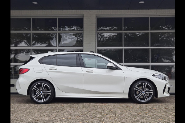 BMW 1-serie 118i High M SPORT | PANORAMA | CAMERA | LEDER | SPORTSTOELEN | 18 INCH LM VELGEN | TREKHAAK |