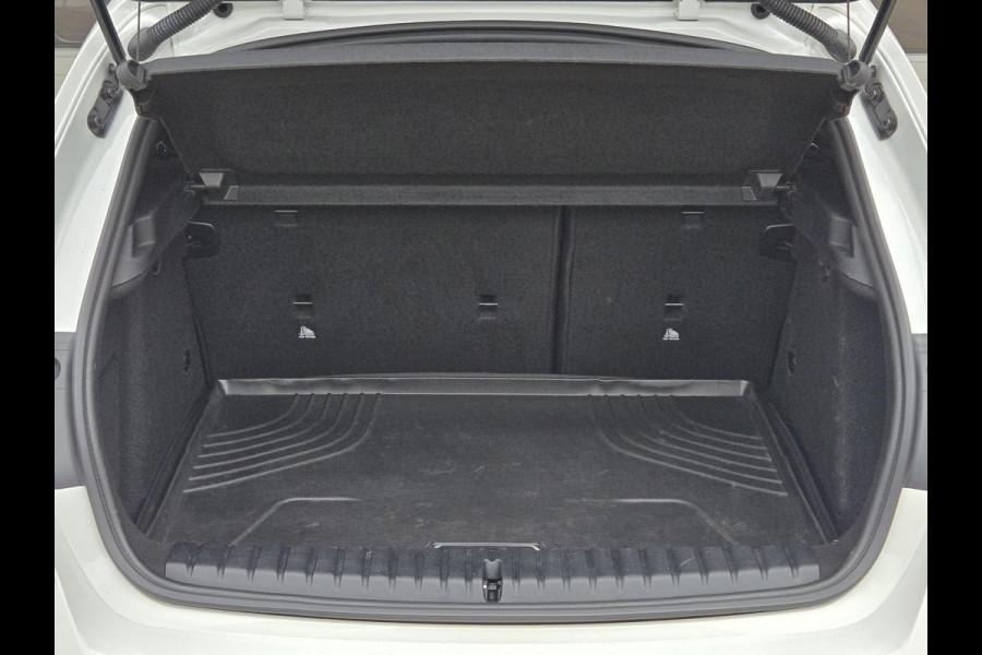 BMW 1-serie 118i High M SPORT | PANORAMA | CAMERA | LEDER | SPORTSTOELEN | 18 INCH LM VELGEN | TREKHAAK |