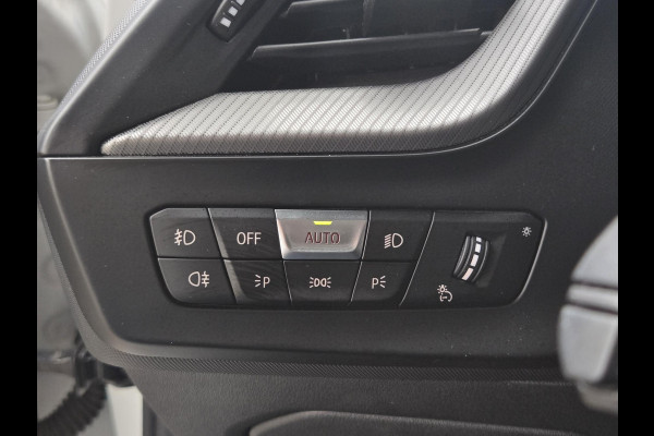 BMW 1-serie 118i High M SPORT | PANORAMA | CAMERA | LEDER | SPORTSTOELEN | 18 INCH LM VELGEN | TREKHAAK |