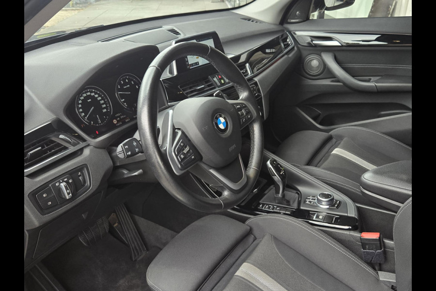 BMW X1 sDrive20i SPORTLINE | HARMAN KARDON | SPORTSTOELEN | TREKHAAK | STOELVERWARMING |