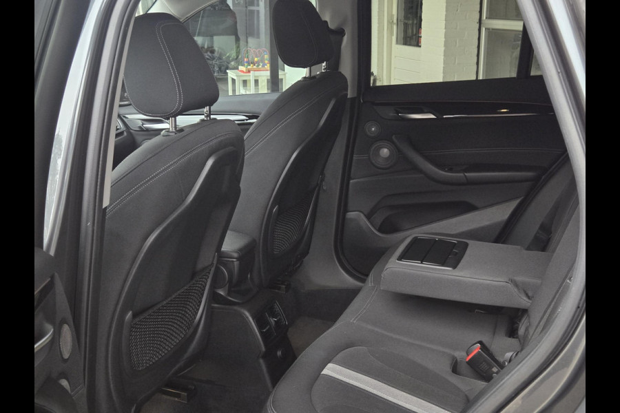 BMW X1 sDrive20i SPORTLINE | HARMAN KARDON | SPORTSTOELEN | TREKHAAK | STOELVERWARMING |