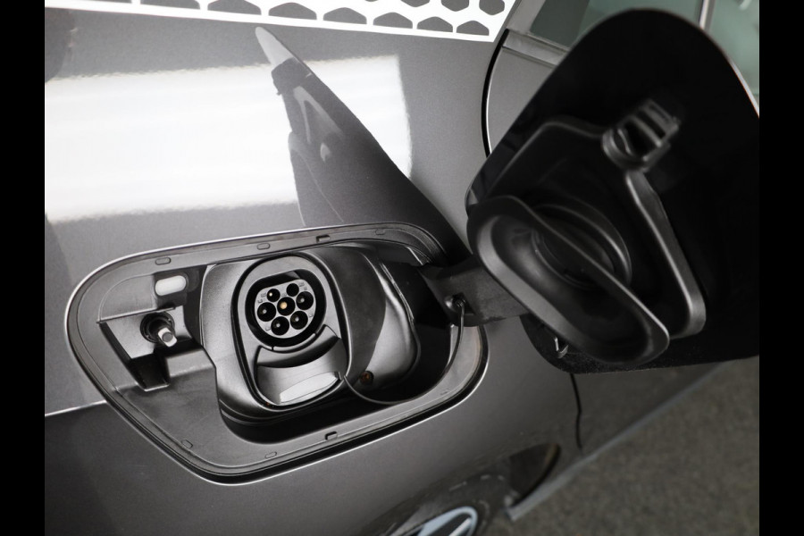 Volkswagen ID.3 First 58 kWh 204 PK | Navigatie | Parkeersensoren | Stoelverwarming | Apple car play / android auto