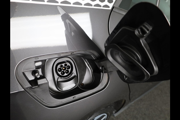 Volkswagen ID.3 First 58 kWh 204 PK | Navigatie | Parkeersensoren | Stoelverwarming | Apple car play / android auto