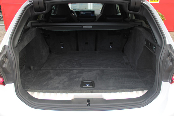 BMW 3 Serie Touring 330e 292PK M-SPORT | PANORAMISCH SCHUIF/KANTEL DAK | M-SPORT PRO-PAKKET | M-SPORT REMMEN UITGEVOERD IN DONKERBLAUW MET M LOGO | BMW LIVE COCKPIT PROFESSIONAL | CURVED DISPLAY |DRIVING ASSISTANT INCL. HEAD-UP DISPLAY | PARKING ASSIST INCL. ACHTERUITRIJCAMERA | ADAPTIEVE LED KOPLAMPEN |SHADOW LINE | M-SPORTSTOELEN VOOR | LEDER VERNASCA MET CONTRAST STIKSELS M-SPORT | STOEL VERWARMING | DRAADLOZE APPLE CARPLAY | ELEKTRISCH VERSTELBARE STOELEN MET GEHEUGEN FUNCTIE | HEAD UP DISPLAY | DRAADLOZE TELEFOONLADER | DODEHOEK BEWAKING | COMFORT PACK INCL. ELEKTRISCHE ACHTE