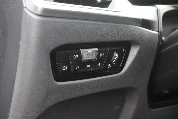 BMW 3 Serie Touring 330e 292PK M-SPORT | PANORAMISCH SCHUIF/KANTEL DAK | M-SPORT PRO-PAKKET | M-SPORT REMMEN UITGEVOERD IN DONKERBLAUW MET M LOGO | BMW LIVE COCKPIT PROFESSIONAL | CURVED DISPLAY |DRIVING ASSISTANT INCL. HEAD-UP DISPLAY | PARKING ASSIST INCL. ACHTERUITRIJCAMERA | ADAPTIEVE LED KOPLAMPEN |SHADOW LINE | M-SPORTSTOELEN VOOR | LEDER VERNASCA MET CONTRAST STIKSELS M-SPORT | STOEL VERWARMING | DRAADLOZE APPLE CARPLAY | ELEKTRISCH VERSTELBARE STOELEN MET GEHEUGEN FUNCTIE | HEAD UP DISPLAY | DRAADLOZE TELEFOONLADER | DODEHOEK BEWAKING | COMFORT PACK INCL. ELEKTRISCHE ACHTE