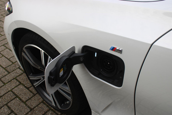 BMW 3 Serie Touring 330e 292PK M-SPORT | PANORAMISCH SCHUIF/KANTEL DAK | M-SPORT PRO-PAKKET | M-SPORT REMMEN UITGEVOERD IN DONKERBLAUW MET M LOGO | BMW LIVE COCKPIT PROFESSIONAL | CURVED DISPLAY |DRIVING ASSISTANT INCL. HEAD-UP DISPLAY | PARKING ASSIST INCL. ACHTERUITRIJCAMERA | ADAPTIEVE LED KOPLAMPEN |SHADOW LINE | M-SPORTSTOELEN VOOR | LEDER VERNASCA MET CONTRAST STIKSELS M-SPORT | STOEL VERWARMING | DRAADLOZE APPLE CARPLAY | ELEKTRISCH VERSTELBARE STOELEN MET GEHEUGEN FUNCTIE | HEAD UP DISPLAY | DRAADLOZE TELEFOONLADER | DODEHOEK BEWAKING | COMFORT PACK INCL. ELEKTRISCHE ACHTE